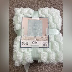Room 2 Room Faux Fur Blanket - Soft Mint NWT